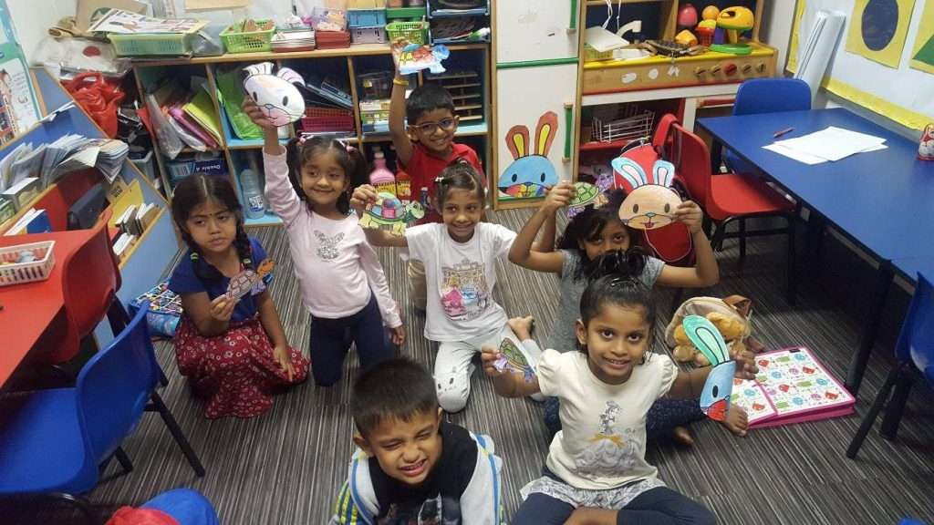With the guidence of experienced Tamilcube teacher, primary school students learning in a tuition class.