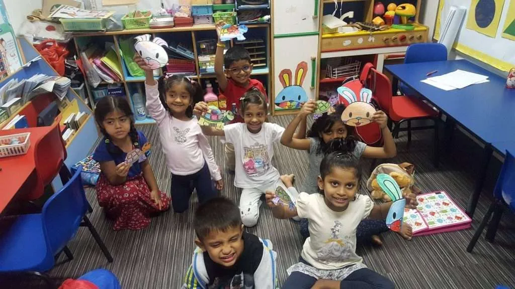 With the guidence of experienced Tamilcube teacher, primary school students learning in a tuition class.